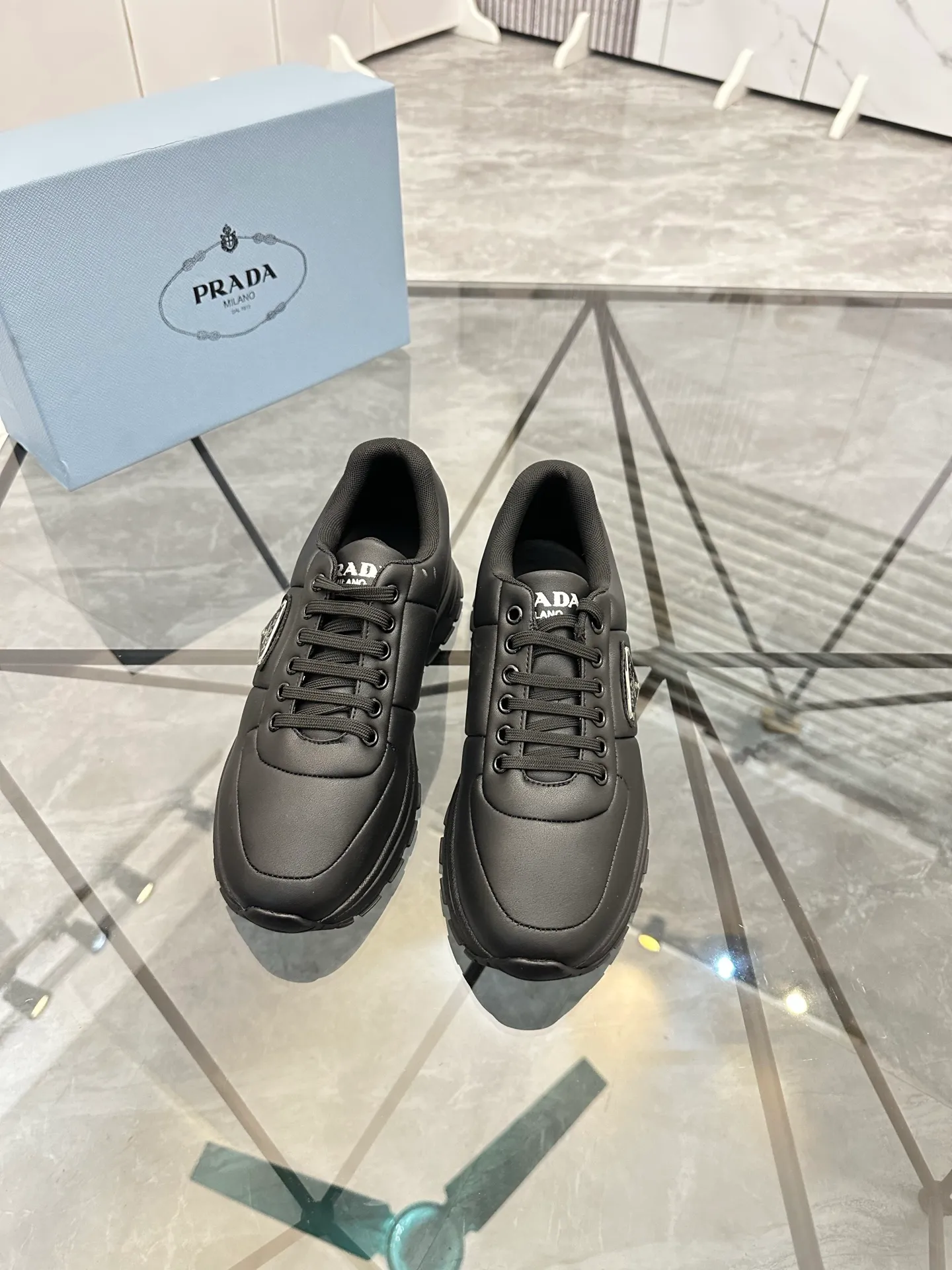 Men's shoes: 💰P440¥ Product trademark: Prada *"Prada*" low-top casual shoes Regular size: 38-44 (can be customized to 45.46) Product materials: imported cowhide upper, sheepskin lining, original outsole. Number: 835